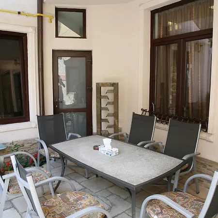 Bed and breakfast Garden And Bucarest